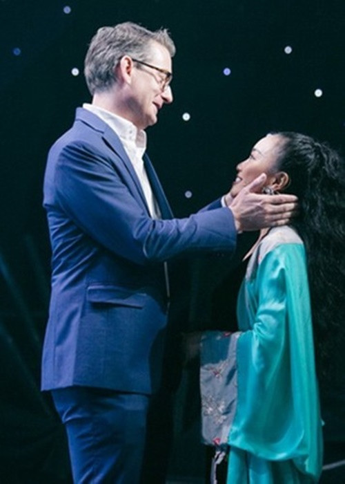 Đoan Trang kể về màn cầu hôn ngọt ngào của Johan dành cho mình tại Bali. "Anh ấy rủ tôi đi ăn tối ngoài bãi biển. Khi đến nơi, tôi ngỡ ngàng thấy người ta trang trí nơi đó cầu kỳ, nhìn rất... sến. Tôi nghĩ họ chuẩn bị tiệc sinh nhật cho người nào đó. Chồng tôi bảo cứ vào tham dự, biết đâu được bốc thăm trúng thưởng. Rồi tôi bị bịt mắt lại bằng chiếc khăn của anh ấy. Khi mở mắt ra, tôi thấy chiếc nhẫn lồng vào râu một con tôm hùm. Anh ấy đã quỳ xuống, lấy chiếc nhẫn ra và đeo vào tay tôi", Đoan Trang chia sẻ trong chương trình Là vợ phải thế. Ảnh: Petrotimes