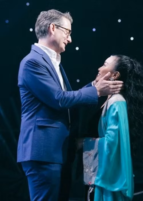 Đoan Trang kể về màn cầu hôn ngọt ngào của Johan dành cho mình tại Bali. "Anh ấy rủ tôi đi ăn tối ngoài bãi biển. Khi đến nơi, tôi ngỡ ngàng thấy người ta trang trí nơi đó cầu kỳ, nhìn rất... sến. Tôi nghĩ họ chuẩn bị tiệc sinh nhật cho người nào đó. Chồng tôi bảo cứ vào tham dự, biết đâu được bốc thăm trúng thưởng. Rồi tôi bị bịt mắt lại bằng chiếc khăn của anh ấy. Khi mở mắt ra, tôi thấy chiếc nhẫn lồng vào râu một con tôm hùm. Anh ấy đã quỳ xuống, lấy chiếc nhẫn ra và đeo vào tay tôi", Đoan Trang chia sẻ trong chương trình Là vợ phải thế. Ảnh: Petrotimes