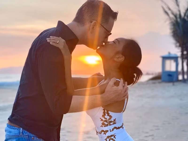 Trong những lần xuất hiện, chồng Tây của Đoan Trang luôn dành cho vợ những cử chỉ tình cảm. Có lần, đang đi công tác ở nước ngoài, nhưng vì quá nhớ Đoan Trang, Johan đón chuyến bay về Việt Nam để gặp vợ. Ảnh: FBNV