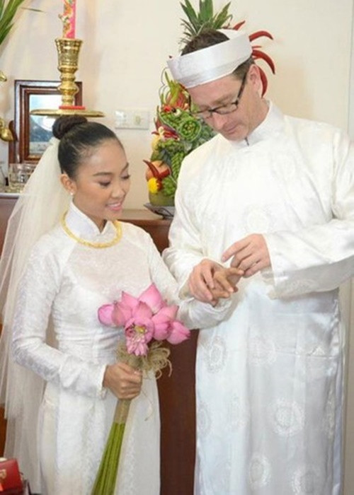  Đoan Trang là một trong những mỹ nhân Việt lấy chồng ngoại quốc. Ông xã của nữ ca sĩ tên là Johan Wicklund, người Thụy Điển sinh sống và làm việc tại Việt Nam. Theo Vietnamnet, Johan và Đoan Trang đã có 8 năm quen biết trước khi đi tới hôn nhân. Ảnh: Zing