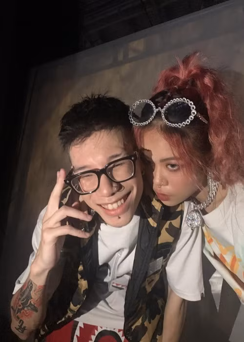 MCK và Tlinh từng là cặp đôi rapper trước khi chia tay vào tháng 10/2021. Tháng 7/2022, khi rộ tin đồn Tlinh hẹn hò Wxrdie - bạn thân của MCK, MCK bất ngờ viết ẩn ý: "Quan điểm là không chơi được với mấy thằng yêu lại người yêu cũ của bạn". Ngay sau đó, cư dân mạng phát hiện MCK hủy theo dõi Tlinh và Wxrdie. Trước những đồn đoán, những người trong cuộc không lên tiếng. Ảnh: Tổ Quốc