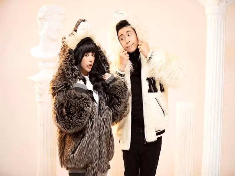 Giống Binz, rapper Karik cũng không ít lần trở thành tâm điểm vì chuyện tình cảm. Tháng 8/2020,, Karik công khai hẹn hò Phương Uyên. Bạn gái của nam rapper có biệt danh Bella, được ví như "búp bê sống" hay hot girl Hàn Quốc. Ảnh: Đất Việt