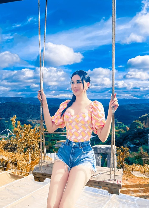 Nhan sắc lên hương nhưng tình duyên của Lâm Khánh Chi lận đận. Hồi cuối năm 2021, cô ly hôn Phi Hùng.