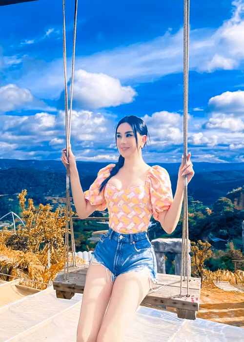 Nhan sắc lên hương nhưng tình duyên của Lâm Khánh Chi lận đận. Hồi cuối năm 2021, cô ly hôn Phi Hùng.