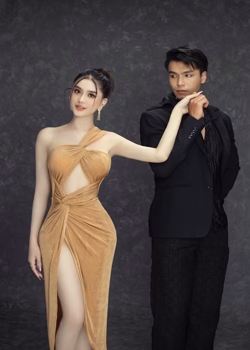 Trẻ trung so với tuổi thật, Lâm Khánh Chi không bị lép vế bên trai trẻ.