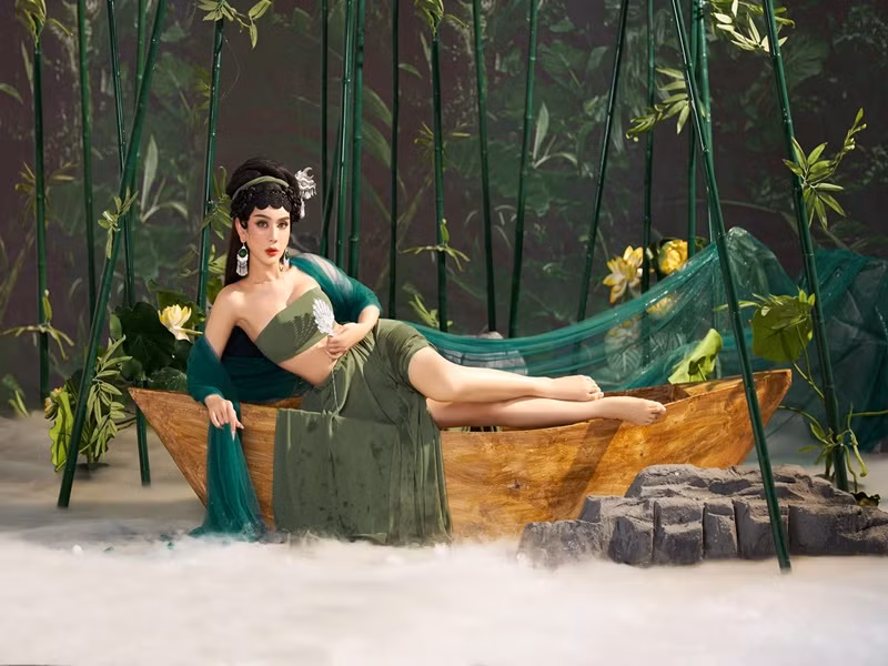 Lâm Khánh Chi ngày càng trẻ đẹp sau khi chuyển giới.