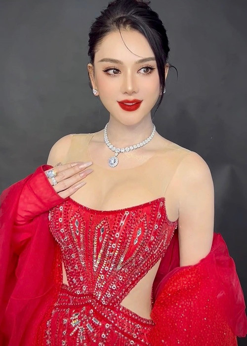 Theo Sức khỏe và đời sống, trước khi có con, Lâm Khánh Chi mất gần 8 tỷ để làm đẹp. Về sau, cô liên tục chi tiền để duy trì sắc vóc.