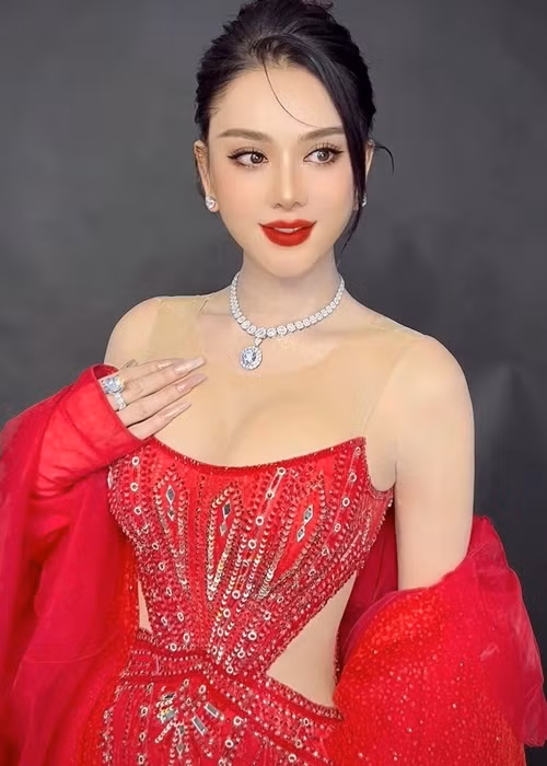 Theo Sức khỏe và đời sống, trước khi có con, Lâm Khánh Chi mất gần 8 tỷ để làm đẹp. Về sau, cô liên tục chi tiền để duy trì sắc vóc.