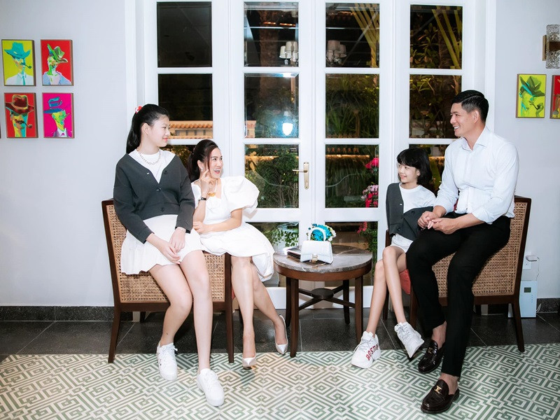 Nam diễn viên từng tâm sự: "Tôi muốn gần gũi với con khi hai đứa còn nhỏ. Không rõ sau này hai con gái có đi du học hay không, tôi sợ cảm giác xa cách giữa bố con lắm. Tôi từng bảo với vợ rằng nếu hai đứa đi du học, tôi sẵn sàng đi theo để nấu cơm cho con".