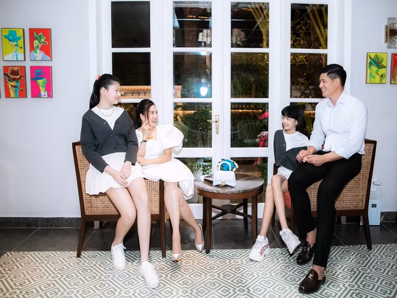 Nam diễn viên từng tâm sự: "Tôi muốn gần gũi với con khi hai đứa còn nhỏ. Không rõ sau này hai con gái có đi du học hay không, tôi sợ cảm giác xa cách giữa bố con lắm. Tôi từng bảo với vợ rằng nếu hai đứa đi du học, tôi sẵn sàng đi theo để nấu cơm cho con".