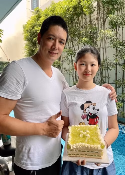 Bà xã Bình Minh mong con gái An Nhiên không quá cao. "Tới 1m8 ngưng được rồi con", doanh nhân Anh Thơ chia sẻ.