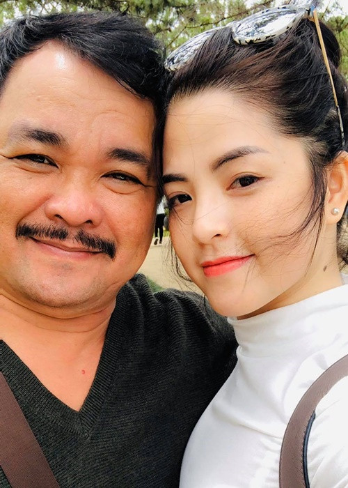 Nam đạo diễn phim “Mẹ rơm” chia sẻ, vợ rất xinh lại hiền, không xài hàng hiệu, giỏi nội trợ, thông cảm, ủng hộ công việc làm phim của anh.