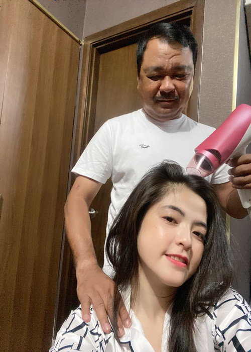 Nam đạo diễn từng bác bỏ suy đoán lấy vợ trẻ nên phải chiều chuộng thái quá.