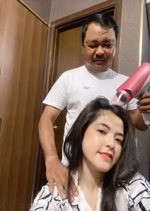 Nam đạo diễn từng bác bỏ suy đoán lấy vợ trẻ nên phải chiều chuộng thái quá.