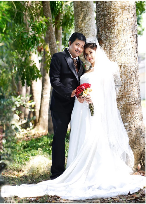 Đạo diễn Phương Điền kể rằng, trong một lần đứng trú mưa gần nhà, anh gặp Cẩm Giang. Do để râu ria, anh trông rất dữ tợn khiến Cẩm Giang hoảng hốt bỏ chạy khỏi mái hiên. Lần gặp thứ hai, thứ ba, anh đều cố gắng bắt chuyện nhưng Cẩm Giang đều bỏ chạy. Cho đến lần gặp thứ tư, Phương Điền được một người chị trong xóm giới thiệu với Cẩm Giang rằng tướng tá bặm trợn vậy thôi, chứ anh là một đạo diễn nổi tiếng và rất tốt.