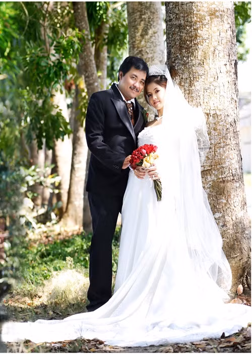 Đạo diễn Phương Điền kể rằng, trong một lần đứng trú mưa gần nhà, anh gặp Cẩm Giang. Do để râu ria, anh trông rất dữ tợn khiến Cẩm Giang hoảng hốt bỏ chạy khỏi mái hiên. Lần gặp thứ hai, thứ ba, anh đều cố gắng bắt chuyện nhưng Cẩm Giang đều bỏ chạy. Cho đến lần gặp thứ tư, Phương Điền được một người chị trong xóm giới thiệu với Cẩm Giang rằng tướng tá bặm trợn vậy thôi, chứ anh là một đạo diễn nổi tiếng và rất tốt.