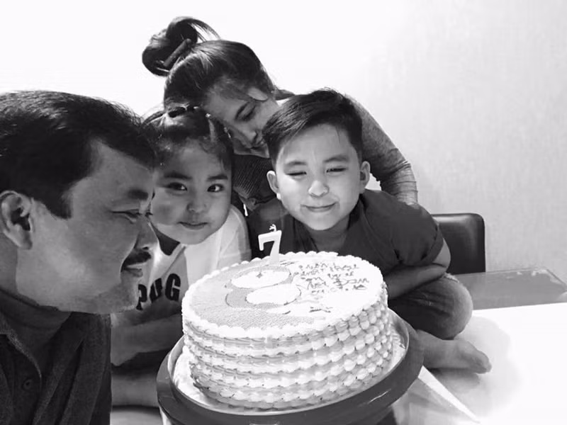 Dù lệch tuổi khá nhiều, hôn nhân của đạo diễn phim “Mẹ rơm” vẫn hạnh phúc.