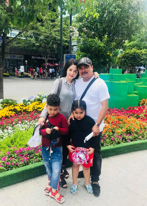 “50 ngày xa em rồi đó, là 50 ngày em thay anh chăm sóc cho con … Thương vợ yêu nhiều lắm”, anh nhắn nhủ bà xã.