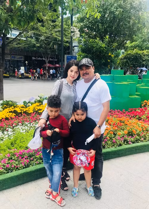 “50 ngày xa em rồi đó, là 50 ngày em thay anh chăm sóc cho con … Thương vợ yêu nhiều lắm”, anh nhắn nhủ bà xã.