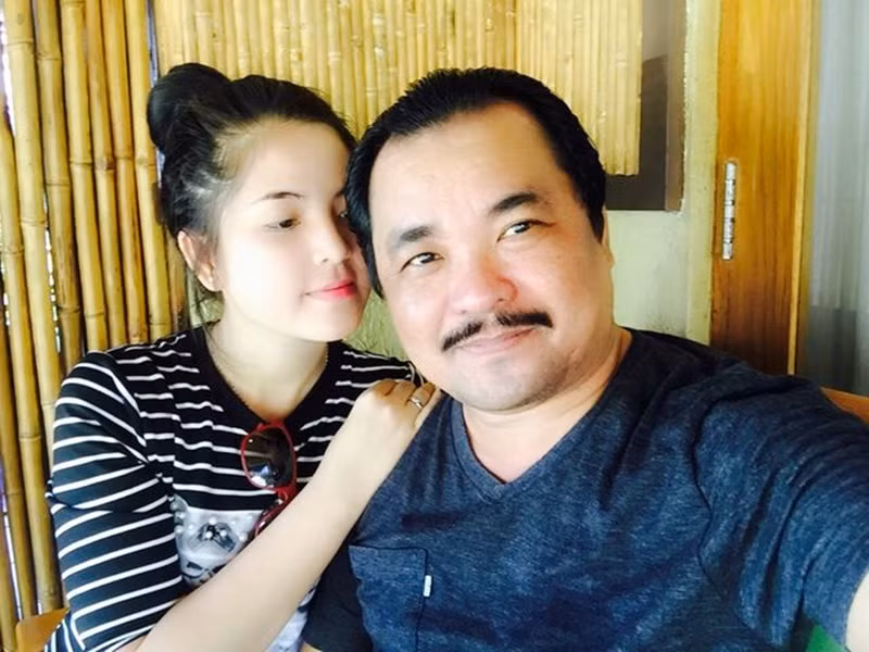 Sau 2 tháng hẹn hò, đạo diễn Phương Điền làm đám cưới. Khi đó, Cẩm Giang tròn 18 tuổi.