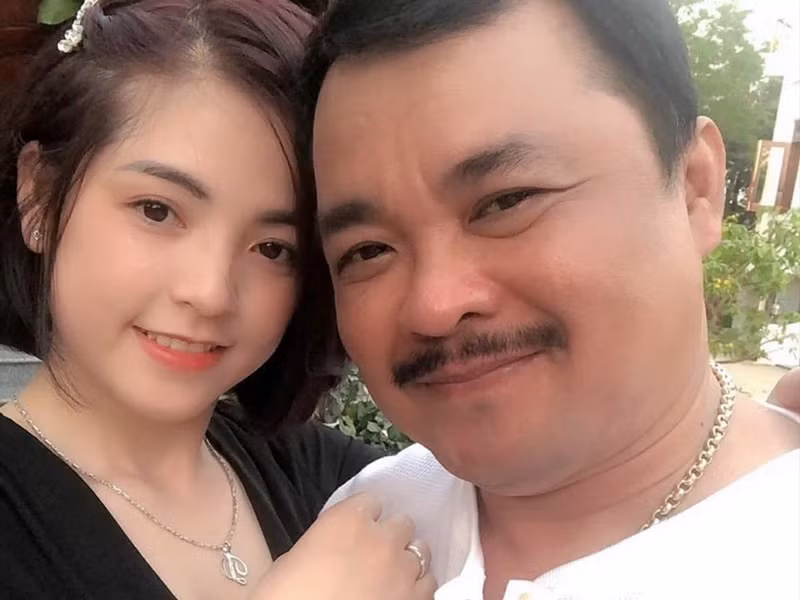 Có vợ trẻ đẹp, Phương Điền được nhiều người gợi ý đưa vợ đi đóng phim. Tuy nhiên, nam đạo diễn nhất định gạt đi vì sợ mất vợ.