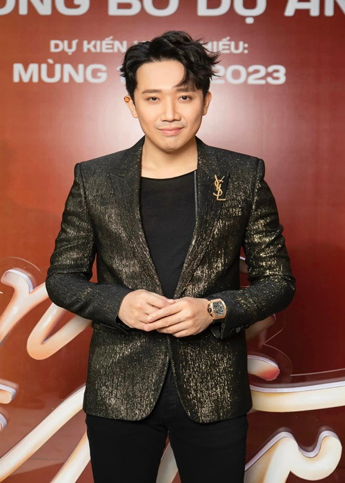 Trấn Thành - Hari Won liên tục bị đồn ly hôn do ít đăng ảnh bên nhau như trước. Phía người trong cuộc đều lên tiếng phủ nhận hôn nhân rạn nứt. Hồi tháng 7, danh hài khẳng định vợ chồng anh vẫn hạnh phúc, không hề có hợp đồng hôn nhân như tin đồn. Đồng thời, Trấn Thành giải thích rằng bản thân đang bận rộn quay phim nên không có thời gian chụp ảnh cùng vợ. Hồi tháng 10, Trấn Thành chia sẻ, Hari Won thường xuyên đi lại giữa Việt Nam và Hàn Quốc để hoàn thành các kế hoạch công việc nên vợ chồng không thường xuyên sánh đôi bên nhau.