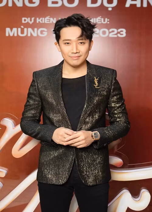 Trấn Thành - Hari Won liên tục bị đồn ly hôn do ít đăng ảnh bên nhau như trước. Phía người trong cuộc đều lên tiếng phủ nhận hôn nhân rạn nứt. Hồi tháng 7, danh hài khẳng định vợ chồng anh vẫn hạnh phúc, không hề có hợp đồng hôn nhân như tin đồn. Đồng thời, Trấn Thành giải thích rằng bản thân đang bận rộn quay phim nên không có thời gian chụp ảnh cùng vợ. Hồi tháng 10, Trấn Thành chia sẻ, Hari Won thường xuyên đi lại giữa Việt Nam và Hàn Quốc để hoàn thành các kế hoạch công việc nên vợ chồng không thường xuyên sánh đôi bên nhau.