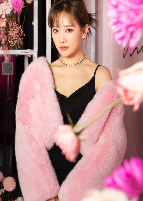 Mới đây, sau thời gian giữ im lặng, Hari Won cũng lên tiếng. Cô chia sẻ trên Zing, vợ chồng cô ít khi ở cạnh nhau do mỗi người đều có lịch trình công việc riêng. Tuy nhiên, cả hai vẫn yêu thương, tôn trọng nhau.