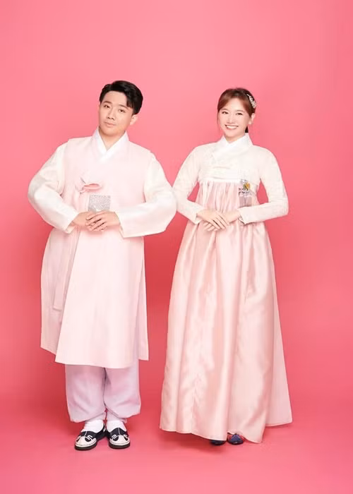 "Cơ mặt của tôi vẫn còn thấy khó chịu khi cười tươi. Tôi rất mong đến ngày tôi dễ chịu khi cười", nữ ca sĩ gốc Hàn chia sẻ trên Tiền Phong.