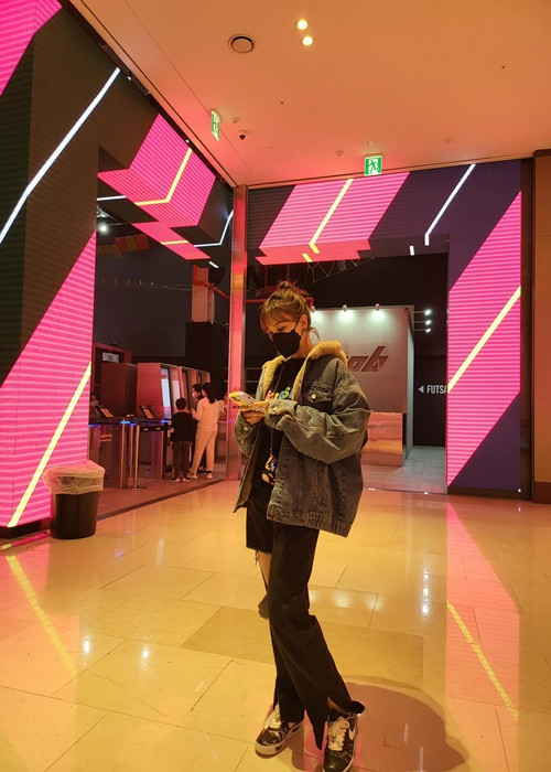 Về sự vắng mặt của Trấn Thành trong ngày Hari Won ra mắt MV mới đây, quản lý của Hari Won giải thích nam MC bận lịch trình với đơn vị khác đã được đặt lịch từ gần một tháng trước.