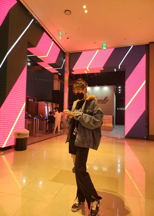 Về sự vắng mặt của Trấn Thành trong ngày Hari Won ra mắt MV mới đây, quản lý của Hari Won giải thích nam MC bận lịch trình với đơn vị khác đã được đặt lịch từ gần một tháng trước.