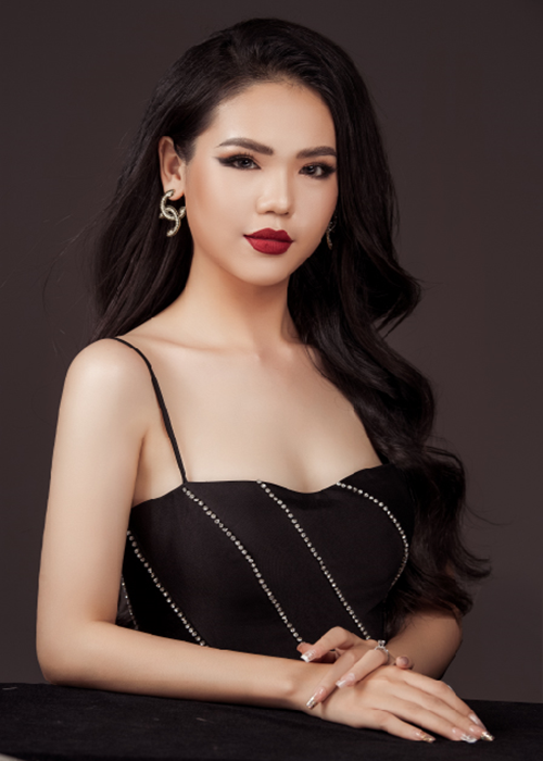 Trần Thị Mỹ Phụng sinh năm 2002 đến từ Kiên Giang. Cô là Á khôi 3 của Đại học Nam Cần Thơ 2021, quán quân cuộc thi Mic Vàng năm 2022 do Trường Đại học Nam Cần Thơ tổ chức. Ảnh: BTC