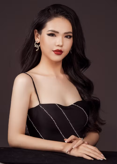 Trần Thị Mỹ Phụng sinh năm 2002 đến từ Kiên Giang. Cô là Á khôi 3 của Đại học Nam Cần Thơ 2021, quán quân cuộc thi Mic Vàng năm 2022 do Trường Đại học Nam Cần Thơ tổ chức. Ảnh: BTC
