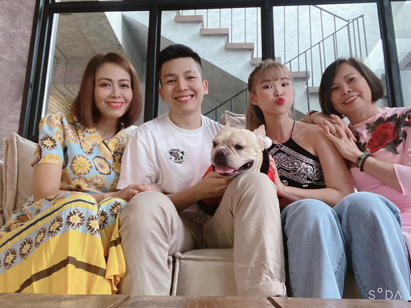 Vợ chồng Khởi My thường xuyên đưa các đấng sinh thành đi du lịch cùng nhau.