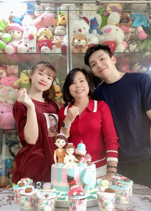 Khởi My sống gần với mẹ đẻ.