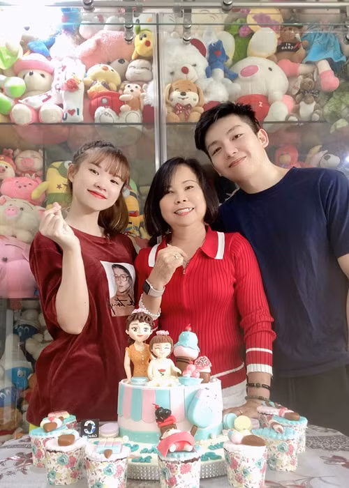 Khởi My sống gần với mẹ đẻ.