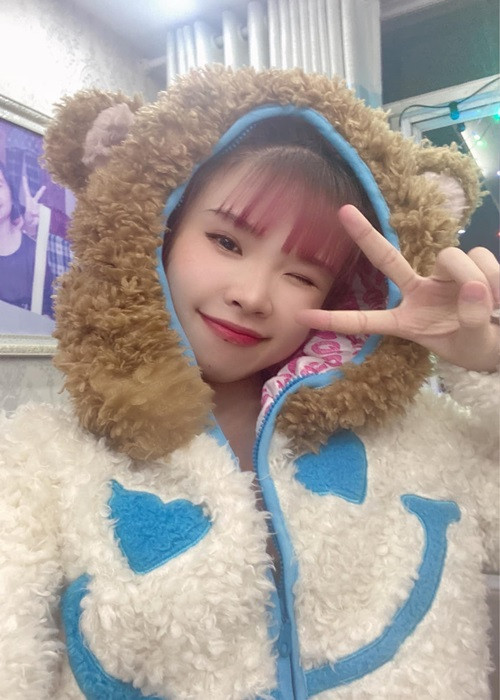 Năm 2020, Khởi My chuyển hướng làm streamer. Bởi vậy, rất hiếm khi thấy bà xã Kelvin Khánh ca hát.