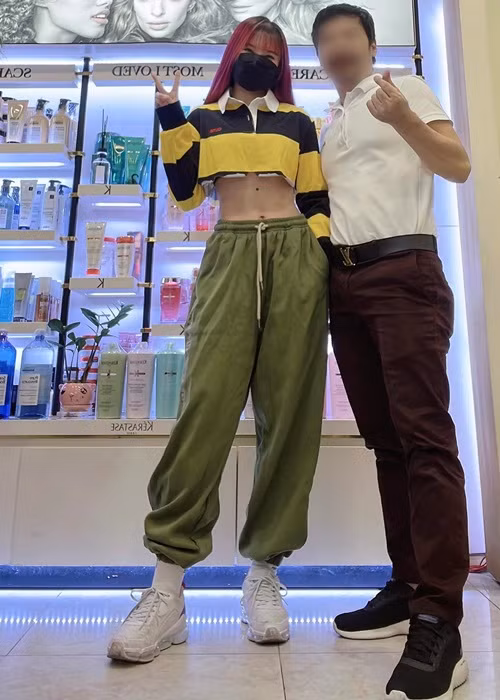 Ở tuổi 32, Khởi My vẫn trẻ trung, nhí nhảnh.