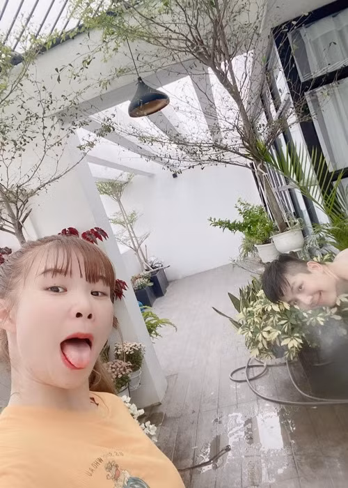 Sau khi kết hôn Khởi My - Kelvin Khánh sống ở penthouse. Cả hai có sở thích chăm sóc cây cối, nuôi thú cưng, tập gym.