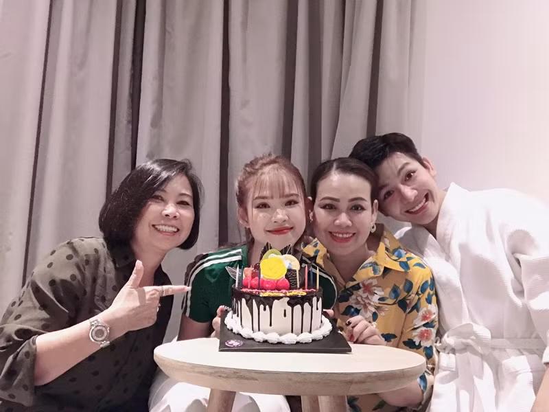 Khởi My được mẹ chồng (thứ hai bên phải) yêu thương từ những ngày đầu hẹn hò Kelvin Khánh.