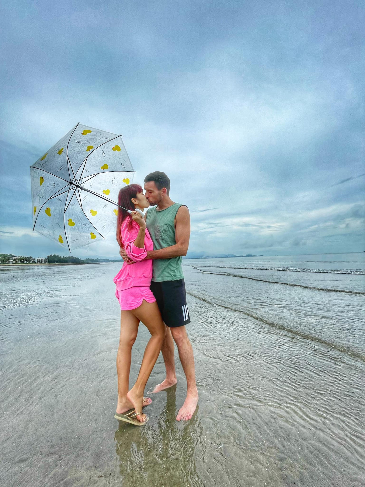 Trong cuộc phỏng vấn với Dân Trí, Hà Anh chia sẻ, chồng có thứ mà nhiều đại gia khác không có: "Thời gian dành cho vợ con" và "sức khỏe dành cho vợ con".