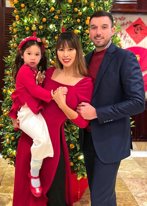 Hà Anh từng tiết lộ bí quyết giữ lửa hôn nhân không bao giờ coi nhau là điều dĩ nhiên, luôn dành thời gian để săn sóc và chăm nói những lời ngọt ngào với nhau.