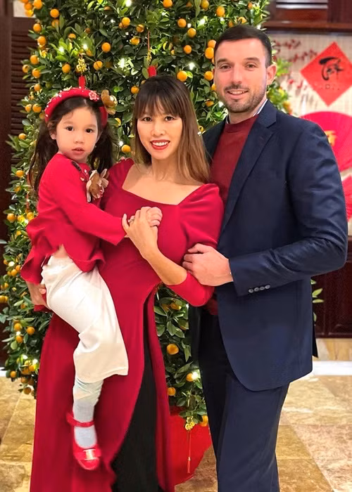 Hà Anh từng tiết lộ bí quyết giữ lửa hôn nhân không bao giờ coi nhau là điều dĩ nhiên, luôn dành thời gian để săn sóc và chăm nói những lời ngọt ngào với nhau.