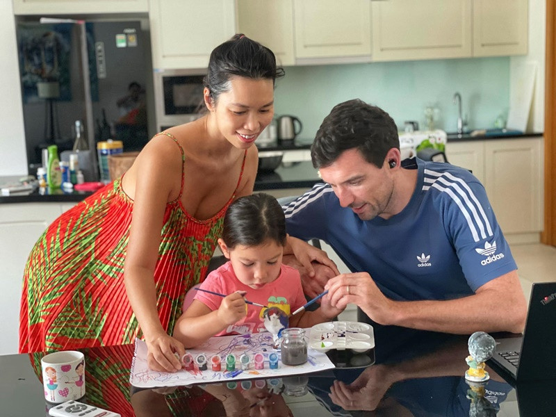 Mỗi khi Hà Anh bận công việc, Olly chơi với con, cho con ăn, tắm cho con rất chu đáo.