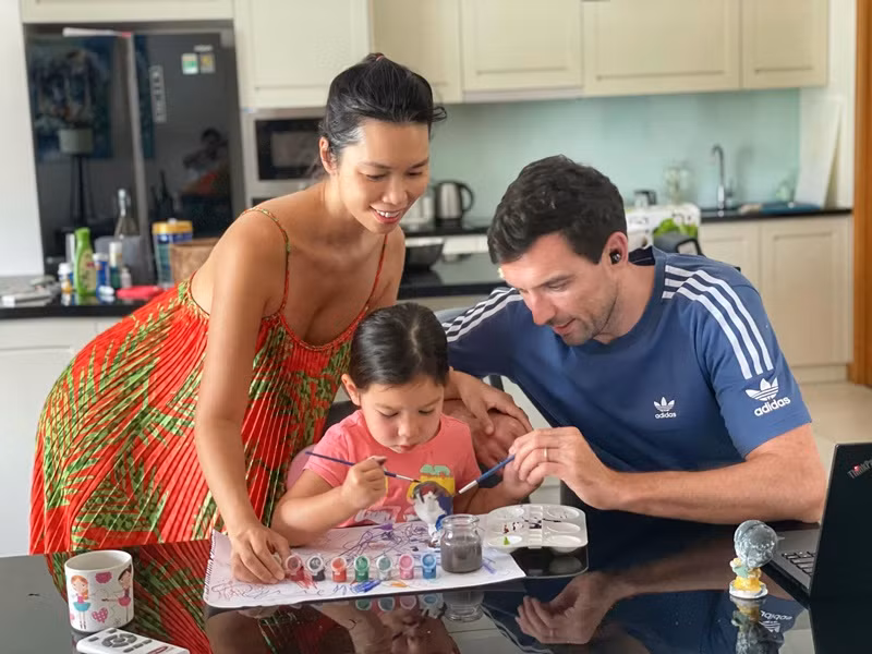 Mỗi khi Hà Anh bận công việc, Olly chơi với con, cho con ăn, tắm cho con rất chu đáo.