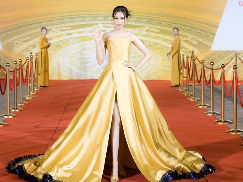 Tham gia lễ khai mạc Liên hoan phim Quốc tế Hà Nội HANIFF diễn ra tại Cung Văn hóa Lao động Hữu nghị Việt – Xô, Hà Nội, Hoa hậu Đỗ Thị Hà khoe vẻ lộng lẫy trong chiếc váy của NTK Nguyễn Tiến Triển.