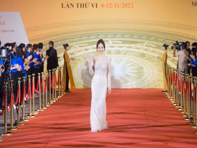 Lễ khai mạc còn quy tụ nhiều diễn viên, các nhà làm phim nổi tiếng trên thế giới. Trong ảnh là diễn viên Lan Phương.