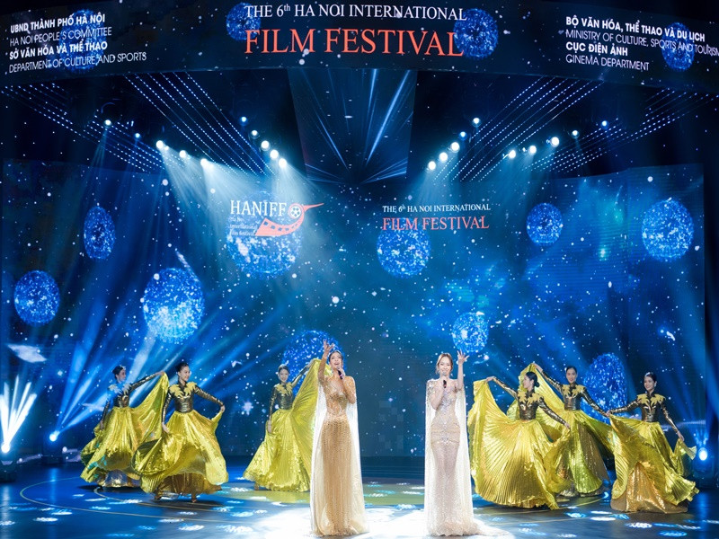 Mai Phương - Kiều Loan song ca trong đêm khai mạc.