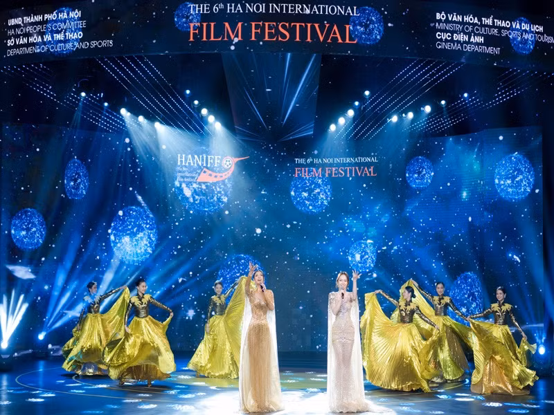 Mai Phương - Kiều Loan song ca trong đêm khai mạc.