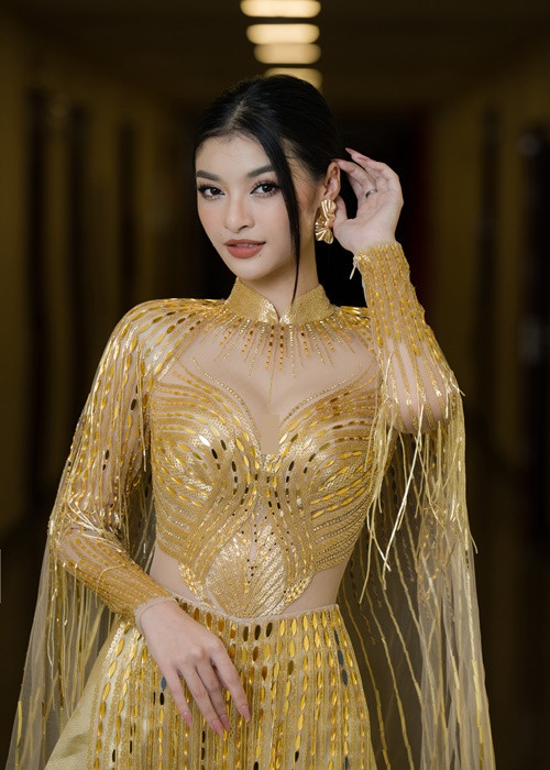 Nàng á hậu khoe vẻ gợi cảm ở hậu trường.